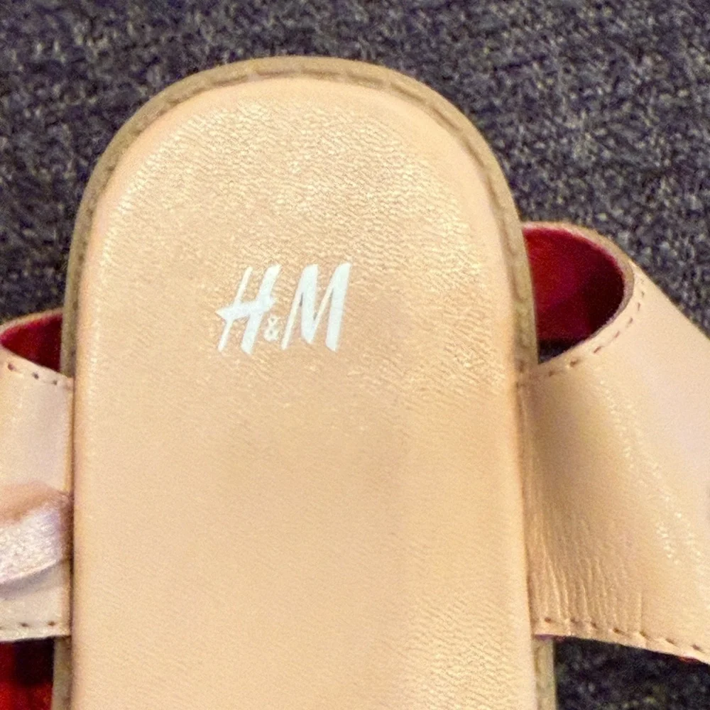 H&M Girls Red Cross-Strap casual coastal fashion chic Sandals Red Size 31 / US 1